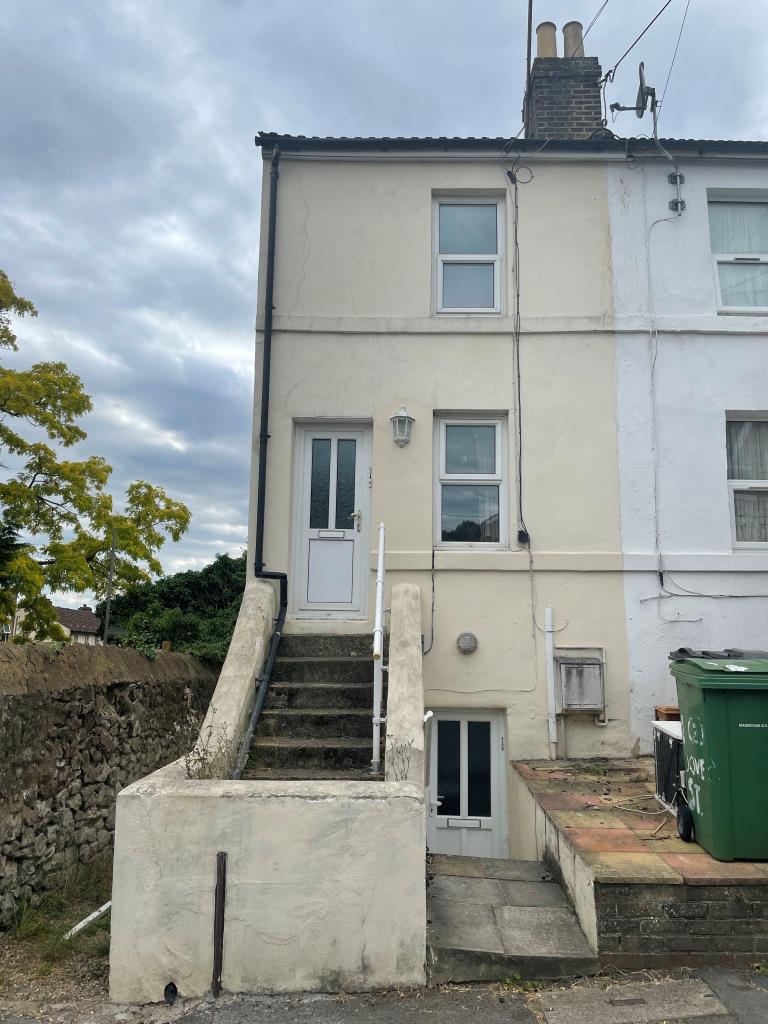Lot: 21 - END-TERRACE PROPERTY ARRANGED AS A FLAT AND MAISONETTE -